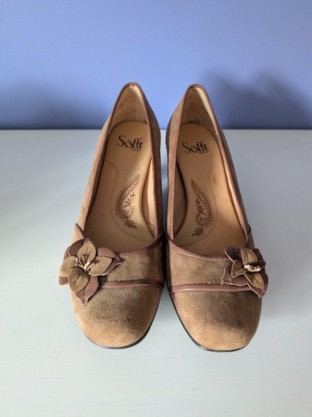 Gorgeous Tan Suede leather Pumps with Kitten heels, Size 8.5 Medium by Sofft